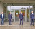 Bild: Polizeiinspektion Kemnath/exb
Polizeivizepräsident Thomas Schöniger (rechts), der Personalratsvorsitzende des Polizeipräsidiums Oberpfalz, Gerhard Knorr, und der Leiter der Polizeiinspektion Kemnath, Bernhard Gleißner, (von links) waren bei der Amtseinführung von Polizeihauptkommissar Harald Fuchs dabei.