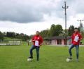 Bild: lei
Sportlicher Leiter Stefan Pirner (links) und Kassier Jürgen Leißner (rechts) halten die Förderbescheide für das neue Flutlicht in den Händen. Damit haben die alten Halogenstrahler (im Hintergrund) bald ausgedient.