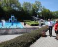 Bild: njn
Bürgermeister Johannes Reger und Bademeister Roman Siegert (von links) am Eröffnungstag im Erbendorfer Freibad.
