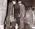 Bild: hev
Bild aus den Felsenkellern mit den Kommunbrauern Baptist Groß ("Boderweber-Bist") und Johann Groß ("Kühl-Hans"/von links).