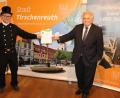 Bild: Stadt Tirschenreuth/exb
Bezirksschornsteinfegermeister Hans-Peter Schärl (links) wurde für sein sein freiwilliges Umweltmanagement ausgezeichnet. Zweiter Bürgermeister Peter Gold (rechts) überreichte eine Urkunde.