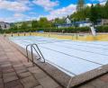 Bild: bsc
Gemeindebedienstete und Mitglieder des Fördervereins Freibad schaffen derzeit an allen Ecken und Enden die Voraussetzungen, dass am 19. Juni der Badespaß in Friedenfels beginnen kann.