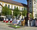 Bild: jr
Ein eindrucksvolles Bild ergab sich an Fronleichnam auf dem Kirchplatz, wo rund um einen geschmückten Altar ein Festgottesdienst stattfand.