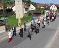 Bild: boj
Fronleichnamsprozession durch das Pfarrdorf Niedermurach. Die Vereine waren angehalten, nur mit Fahnenabordnungen teilzunehmen.