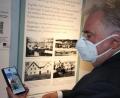 Bild: kro
Mittels eines QR-Codes können sich Besucher mit dem eigenen Handy in den Audioguide einloggen. Zweiter Bürgermeister Peter Gold probierte es aus.