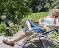 Bild: Christin Klose/dpa
Entspannt im Garten liegen, während sich der Rasensprenger automatisch um die Bewässerung kümmert.