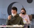 Symbolbild: Sebastian Gollnow/dpa
Stäbchen, oder doch lieber spucken? Wie laufen die Tests in den Schulen nach den Pfingstferien ab?