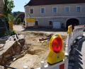 Bild: bö
Der Ausbau der Mendorferbucher Straße ist mit viel Kleinarbeit verbunden. Neben Kanal und Wasser sind dort weitere Versorgungsleitungen im Straßenkörper verlegt. Da ist viel Fingerspitzengefühl erforderlich.