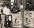Archivbild: Wagner
Kleindemo vor dem abR-Büro im Jahr 1986: Veit Wagner (Mitte) und Otto Fuhrmann im Gespräch mit einem Radfahrer.