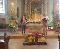Bild: jzk
Katharina Lippert (links) spielte mit ihrer Querflöte erstmals bei einem Gottesdienst in der Stadtpfarrkirche. Nicht nur sie und Josef Zaglmann (rechts) bewunderten den prächtigen Blumenteppich des Pfarrgemeinderates.