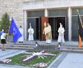 Bild: rgr
Mitglieder des Katholischen Frauenbundes legen am Fronleichnamstag einen Blumenteppich vor der Friedenskirche. Nach dem Festgottesdienst ohne Prozession erteilt Pfarrer Bernhard Müller vor dem Gotteshaus mit der Monstranz den Segen für die ganze Stadt.