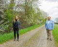Bild: stg
Biodiversitätsberaterin Nicole Bergler und Bürgermeister Hans Walter inspizierten die Hecken am Kastler Berg.
