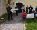 Bild: Andreas Utzat/exb
Schilder und Kartenmaterial des Simultankirchenradwegs halten (hinten, von links) die Pfarrer Roland Klein, Konrad Schornbaum und Thomas Schertel, Bürgermeister Reiner Pickel, Pfarrer Johannes Arweck, Peter Kratzer, Bürgermeisterin Brigitte Bachmann, (vorne, von links) Gerda Stollner und Hans-Peter Pauckstadt-Künckler.