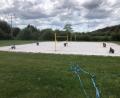 Bild: sne
Ein Schritt zurück zur Normalität für die Sportler: Die Volleyballer der SV TuS/DJK Grafenwöhr bauen die Felder und Netze im Waldbad auf.