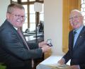 Bild: Wolfgang Steinbacher
Oberbürgermeister Michael Cerny (links) übergibt die Medaille, die zuletzt 2008 verliehen wurde, an einen sichtlich gerührten Rudolf Stepper.
