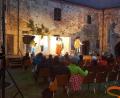 Bild: gi
Das Landestheater Oberpfalz setzte seine Sommerfestspiele 2021 im Schloss Burgtreswitz fort. „Cyrano de Bergerac“ bekam viel Beifall.