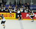 Bild: Roman Koksarov/dpa
Deutschlands Spieler springen nach Spielende über die Bande aufs Eis. Die deutsche Eishockey-Nationalmannschaft gewann das Viertelfinale gegen die Schweiz 3:2 nach Penaltyschießen und spielt damit um die erste WM-Medaille seit 1953.