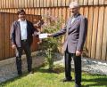 Bild: Bettina Stock/exb
Für notleidende Menschen in Indien übergab KAB-Ortsvorsitzender Willi Greger (rechts) 500 Euro an KAB-Präses Pater Martin Mundackal.
