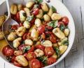 Bild: Wolfgang Schardt/Becker Joest Volk Verlag/dpa
Die Gnocchi mit Kirschtomaten-Kapern-Butter versetzen einen ruckzuck in mediterran-leichte Urlaubsstimmung.
