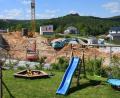 Bild: bö
Bauen mit Burgblick: Eine Großbaustelle ist derzeit das Wohnbaugebiet Schleicherberg-Süd, am Sandberg. Die gemeindlichen Bauplätze sind bereits alle verkauft.