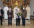 Bild: ads
Die Pfarrgemeinde St. Vitus Schnaittenbach verabschiedete Pfarrsekretärin Annemarie Igl, hier in Begleitung ihres Ehemanns Hans (vorne, Mitte ). Für ihre Dienste dankten Kirchenpfleger Martin Nagler (rechts), Pfarrgemeinderatssprecher Martin Bergmann und Mesner Hans Gräf (vorne, von links) sowie (hinten, von links) Pastoralreferent Andreas Hornauer, Pfarrvikar Donald A. Michael und Pfarrer Josef Irlbacher.