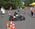 Bild: kro
Zweiter ACW-Vorsitzender und Lehrgangsleiter Hubert Ernstberger (rechts) mit den motorsportbegeisterten Kindern vor Beginn des Schnuppertrainings, das später wegen eines Unwetters abgebrochen werden musste.