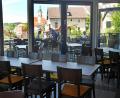 Bild: Gabi Schönberger
Noch nehmen die Gäste in Gaststätten, wie hier zum Beispiel im „WAM Bazi“ in Neustadt/WN, auf der Außenterrasse Platz. Ab Montag dürfen sie in Speiserestaurants in der Stadt Weiden und im Landkreis Neustadt auch drinnen bewirtet werden.