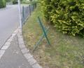 Bild: PI Neustadt/WN/exb
Wer hat diesen Zaun in Neustadt angefahren? Die Polizei bittet um Hinweise.