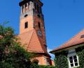 Bild: le
Oberhalb der Schalllöcher der Glocken (ovale Öffnungen ) im Kirchturm der evangelischen Pfarrkirche St. Johannes Baptista befand sich die Wohnung des Türmers. Sie wurde zuletzt bis 1938 von der neunköpfigen Familie Karl und Maria Kett bewohnt.
