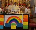Bild: soj
Zum Geburtstag von Pfarrer Pater Anish George (Sechster von links) gratulierten neben den Ministranten auch (von links) Rudi Rubenbauer, Kirchenpfleger Stefan Kausler, Bürgermeister Wolfgang Söllner, Diakon Rudi Hoffmann, Ministrantenbetreuerin Daniela Würstl, Kinderhausleiterin Bianca Kastner und Pfarrgemeinderatssprecher Hans Enders
