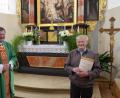 Bild: Picasa
Pfarrer Hans Zeltsperger (links) verabschiedet Adolf Schwager aus seinem Dienst als Mesner der katholischen Kirche St. Stephanus in Edelsfeld.