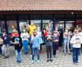 Bild: no
Stellvertretend für alle Schüler sind die Mädchen und Buben der Kombiklasse 3/4 mit ihrer Klassenlehrerin, der stellvertretenden Schulleiterin Morin Stauber (rechts), bei der Willkommensaktion mit dabei. Links die Kassiererin des Förderkreises, Sonja Übler, hinten von links der Förderkreis- und Elternbeiratsvorsitzende Mathias Wenkmann, Schulverbandsvorsitzende Brigitte Bachmann und Rektorin Gabi Pirner.