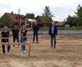 Bild: Lowak
Die Familie Schaller von der Raststation Floß will erweitern. Direkt am Bockradweg sollen zwei Ferienhäuser für Übernachtungsgäste entstehen. Darüber freut sich auch Bürgermeister Robert Lindner.