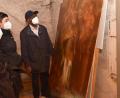 Bild: tsp
Die beiden Kunsthistoriker Dr. Daniel Rimsl und Anne Wiegand (von links) begutachten auf dem Dachboden der Sakristei gemeinsam mit Pfarrer Dr. Charles Ifemeje das Bild des heiligen Martin. Maurus Fuchs, damals knapp 30 Jahre alt, hat es um 1801 für die Pfarrkirche St. Martin in Griesbach gemalt.