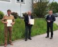 Bild: Prögler/exb
Bürgermeister Ludwig Prögler (rechts) dankte Franz Vogl und Willi Ring (von links) für ihre Sammlertätigkeit zugunsten des Volksbundes Deutsche Kriegsgräberfürsorge