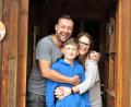 Bild: ubb
Markus und Simone Krohe mit Sohn Leopold sind happy, endlich wieder Urlaub auf dem Gowerlhof in Rothenbürg machen zu dürfen. Die Münchener Familie hat eine der geräumigen Hütten gebucht und verbringt die gesamten Pfingstferien hier.