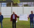 Bild: Federballfreunde/exb
Die Übergabe des symbolischen Schecks an Herbert Putzer von der Kinderkrebshilfe durch Vorsitzendem Max Siller (rechts) und dem Kassier der Federballfreunde, Manuel Ernst.