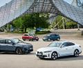 Bild: Wolfgang Groeger-Meier/BMW AG/dpa-
Elektrische Familienbande: Die zwei ganz neuen BMW iX (li.) und i4 posieren vorn gemeinsam mit dem iX3 und BMWs E-Pionier i3 (hinten re.), der seit 2013 im Programm ist.