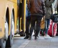 Bild: Alexander Heinl/dpa
Im Bus sind die Plätze hinter der Vorderachse bei drohender Reiseübelkeit die beste Wahl.