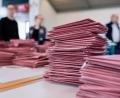 Symbolbild: Sven Hoppe/dpa
Wahlhelfer bei der Auszählung der Briefwahl.
