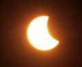 Archivbild: Fredrik von Erichsen/dpa
Das Bild zeigt eine partielle Sonnenfinsternis, die 2015 auf dem Gutenbergplatz in Mainz aufgenommen wurde. Am Donnerstag, 10. Juni, wird der Mond die Sonne zu etwa elf Prozent bedecken.