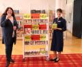 Bild: cog
Die kleinen Figuren ermöglichen jede Menge Hörvergnügen, weiß Bibliothekmitarbeiterin Melanie Schmidt (links). Deshalb hat Leiterin Christine Hollweck (rechts) zwei Tonie-Boxen und 200 Tonies beschafft.