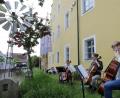 Bild: Wolfgang Steinbacher
"Vilsromantik" mit zwei Cellisten der Musikfachschule Sulzbach-Rosenberg und ihrem Dozenten Christoph Pickelmann gab es vor dem Luftmuseum zu hören.