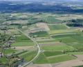 Bild: mür
Die Ziegler-Group wird das Holzfaser-Dämmplattenwerk in Bärnau nicht bauen. Standort für das 60-Millionen-Euro-Projekt wäre an der Umgehungsstraße (rechts im Bild nach der Straße) gewesen.