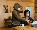 Bild: Iva Speranza/exb
Jasmin Grah und Sabine Weizenegger (von links) nutzen den seven-work-space in Immenstadt. Dabei geht es darum, den Platz, „Space“ genannt, mit Gleichgesinnten zu teilen.