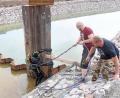 Bild: Gabi Schönberger
Gar nicht so einfach in voller Montur aus dem Wasser zu steigen. Taucher Rainer Dietl muss die Spundwände (links im Wasser zu sehen) der Düker-Baugrube abschneiden. Auch unter Wasser eine schweißtreibende Arbeit.