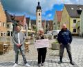 Bild:  Tim Nößner/exb
Durch den Kochabend kam ein Erlös von 3100 Euro zusammen, der an „Integration Schwandorf" ging. Tobias Brunner (links) und Benedikt Gruber (rechts) übergaben den Spendenscheck an Elke Reinhart.