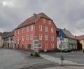 Bild: bjp
Im früheren Gasthof "Reichsapfel" am Cammerloherplatz befand sich von 1830 bis 1903 die erste Kemnather Poststelle. Ein dezentes Posthorn über dem Eingang erinnert daran.