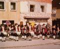 Bild: Maria Schneeberger/exb
Seit 1974 tritt der Oberviechtacher Kolping-Spielmannszug in seinen historischen Kostümen auf. Aus diesem Jahrzehnt stammt auch diese Aufnahme eines Auftritts am Marktplatz in Oberviechtach.