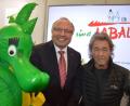 Bild: we
Ernst Kick (Mitte) und Peter Maffay mit Tabaluga bei der Spielwarenmesse im Jahr 2018.